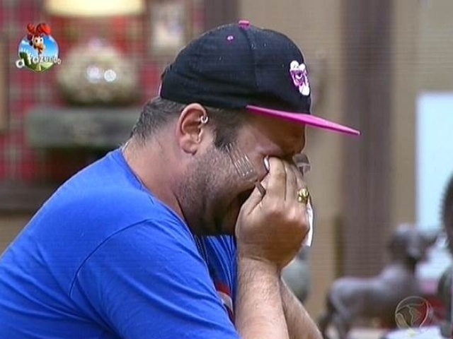 1.out.2014 - Felipeh Campos chora arrependido após dizer que Pepê e Neném tem visual de motoboy em "A Fazenda 7"