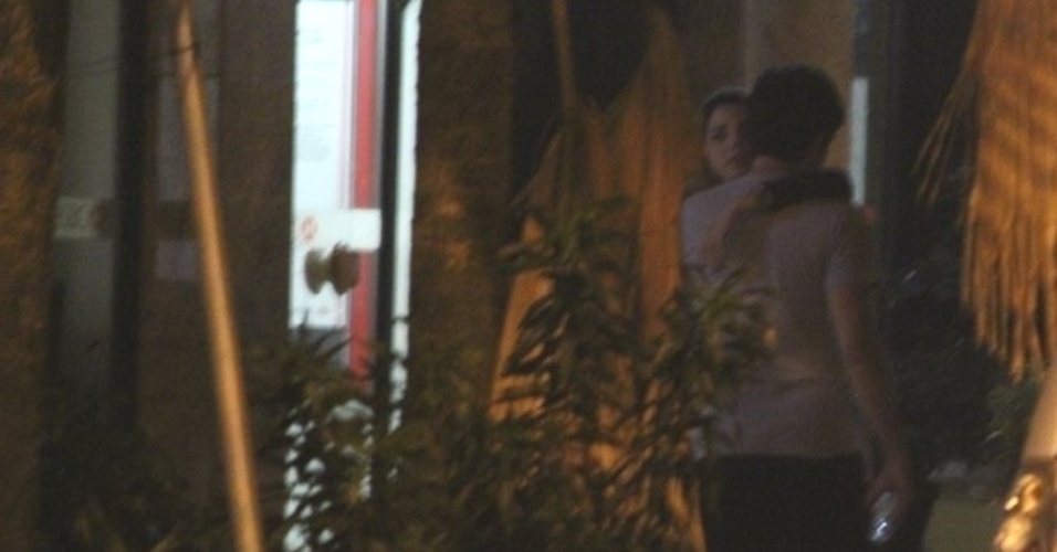 7.nov.2014 - Marcelo Adnet é flagrado beijando mulher no Leblon