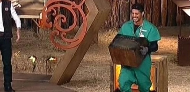 7.nov.2014 - Marlos Cruz vence Babi Rossi e conquista o poder da arca em "A Fazenda 7"