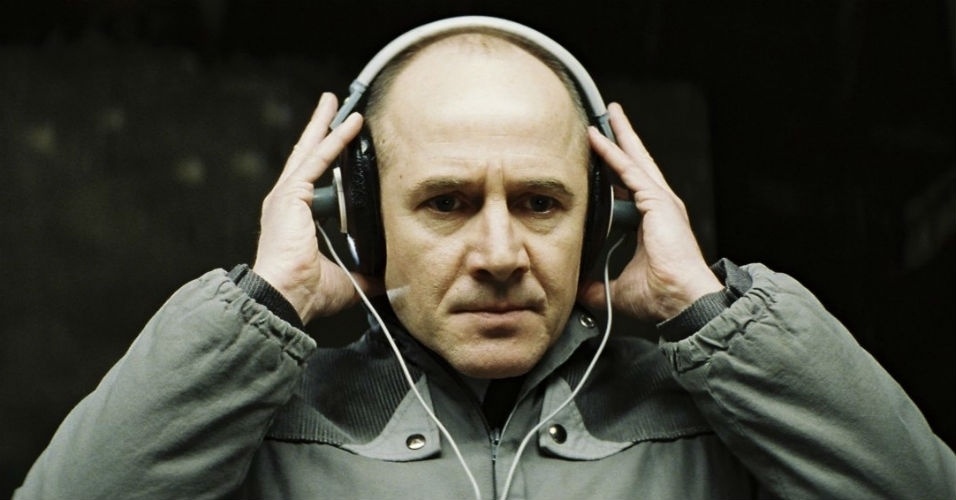 A VIDA DOS OUTROS - O filme de 2006 mostrou como o sistema de espionagem na Alemanha Oriental foi usado para controlar os dissidentes por trás da na cortina de ferro. O longa acompanha um agente da polícia secreta em Berlim que vigia um escritor e sua amante, se envolvendo cada vez mais com suas vidas - Divulgação
