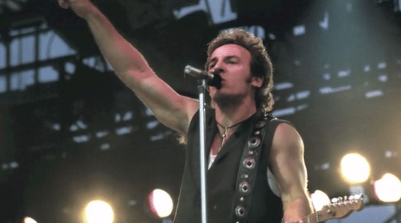 BRUCE SPRINGSTEEN BALANÇA O MURO - Reprodução/YouTube