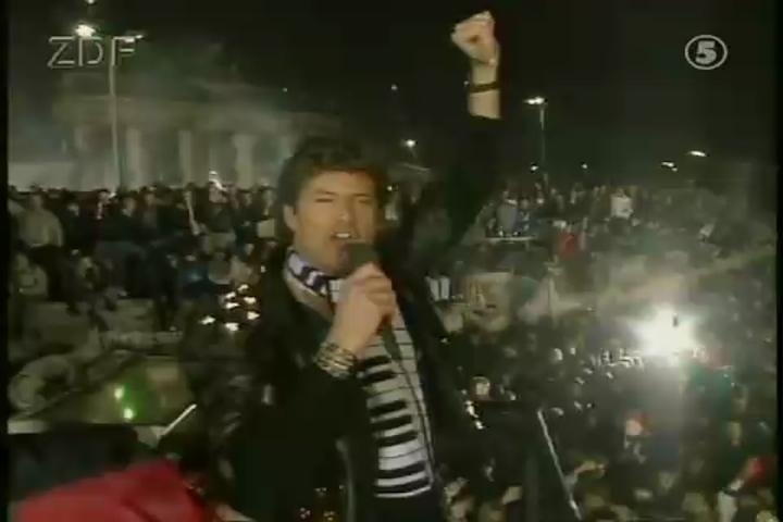 "SHOW" DE DAVID HASSELHOFF - No que talvez seja o momento mais bizarro da derrubada do muro, o astro de "Supermáquina" e "Baywatch" David Hasselhoff deu uma palhinha cantando para a multidão enquanto vestia uma jaqueta cheia de luzinhas no ano novo de 1989 - Reprodução/YouTube