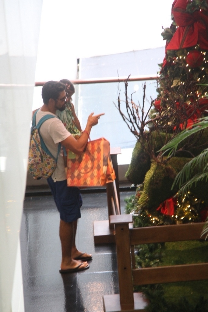 08.nov.2014- Cauã Reymond levou Sofia para ver a árvore de Natal do Shopping. A menina, de 2 anos de idade, ficou encantada com os enfeites