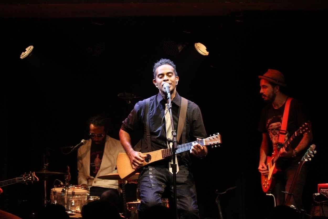 7.nov.2014 - Jair Oliveira se apresenta no "Projeto Sons da Nova", no palco do Tom Jazz, no centro de São Paulo, na noite desta sexta-feira - Thiago Duran/AgNews