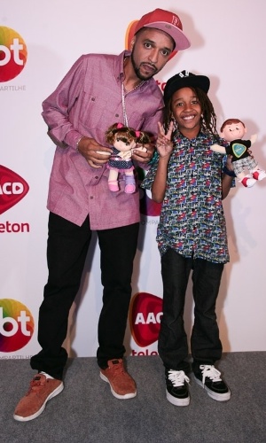 7.nov.2014 - O rapper Max B.O e o filho, Zion, na abertura do Teleton 2014 na noite desta sexta-feira, no SBT