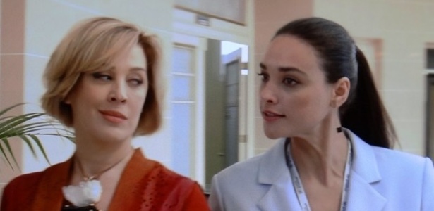 Em "Alto Astral", Samantha (Cláudia Raia) chantageia Sueli (Débora Nascimento) para conseguir passar a perna na própria mãe