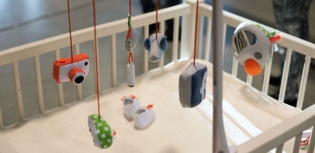 O móbile de Laura Cornet permite a postagem de vídeos de bebês em tempo real nas mídias sociais - Reprodução/BBC