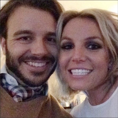 8.nov.2014  - Com apenas um coração como legenda, a cantora Britney Spears apresentou seu novo namorado, Charlie Ebersol, às redes sociais. Ele também publicou a mesma foto em seu Instagram, com a legenda "#felicidade"