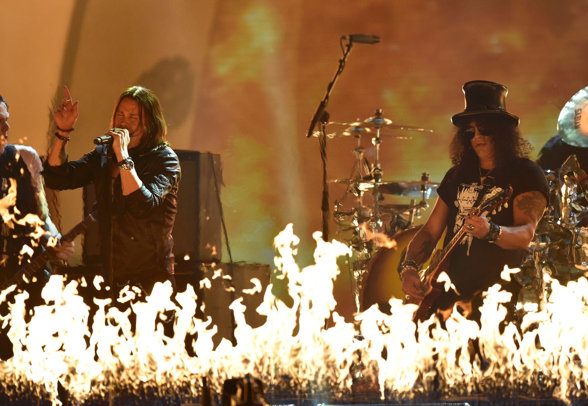 Biffy Clyro (L) and Slash fizeram um número musical eletrizante e  colocaram fogo no palco do EMA 2014 - Reuters