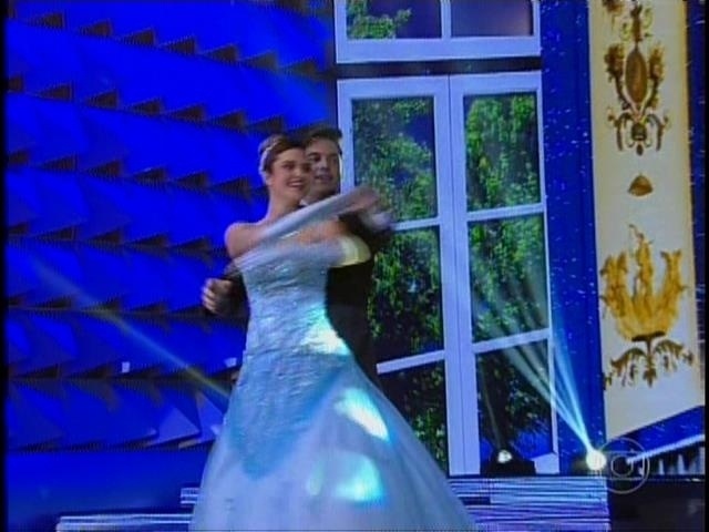 Vestida como Cinderela em um belo vestido azul, Juliana Paiva não escondeu a emoção ao dançar com seu par Átila Amaral e a coreografia da dupla encantou o júri e o público
