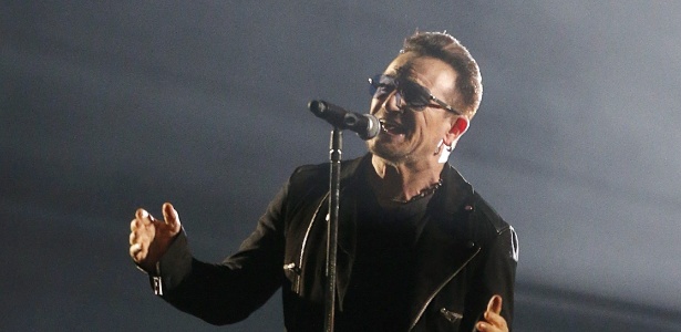 O vocalista do U2, Bono, interpreta "Every Breaking Wave" - EFE