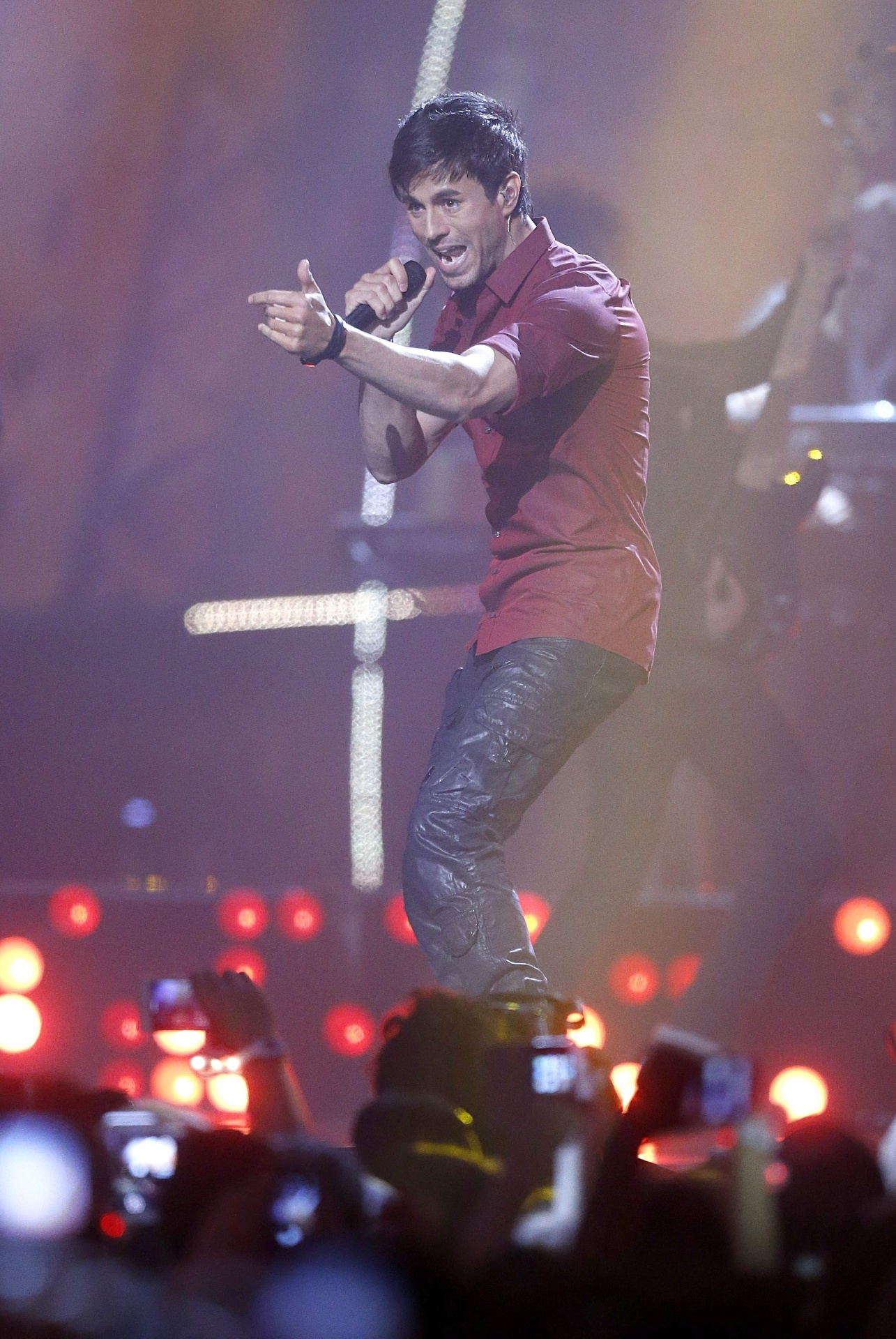 O cantor Enrique Iglesias levou o prêmio de Melhor Performance Mundial e mostrou que continua levantado o público feminino - Reuters