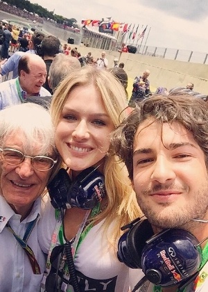 Os namorados Fiorella Mattheis e Alexandre Pato fizeram a questão de tirar uma selfie com o chefão da Fórmula 1,Barnie Ecclestone