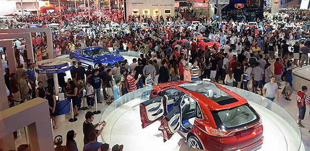 Público lota estande da Ford no sábado (8), penúltimo dia do Salão do Automóvel de 2014 - Murilo Góes/UOL