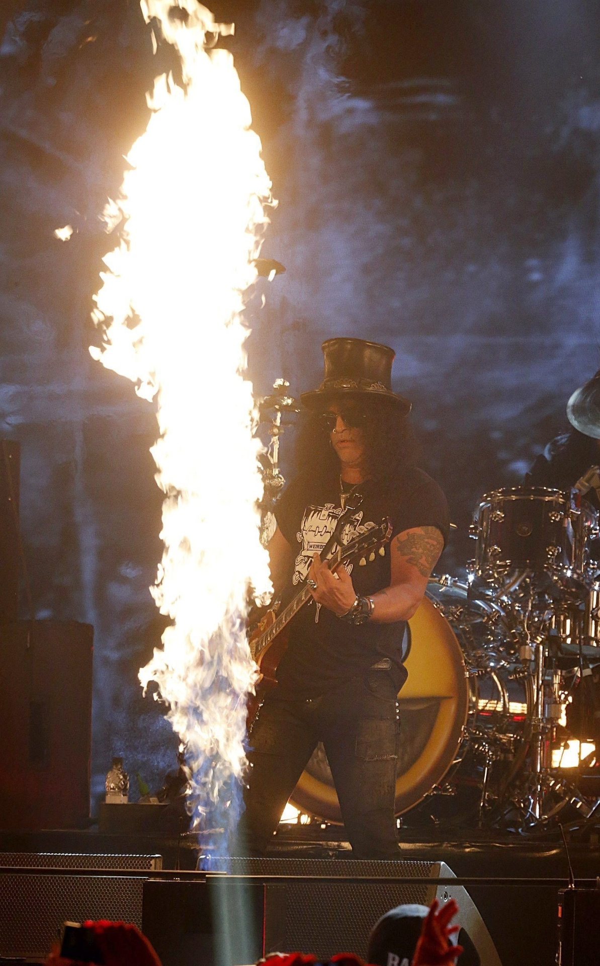 Slash e sua guitarra levantaram a plateia na cidade em Glasgow, na Escócia. O músico foi quem entregou o prêmio ao veterano roqueiro Ozzy Osbourne - Reuters
