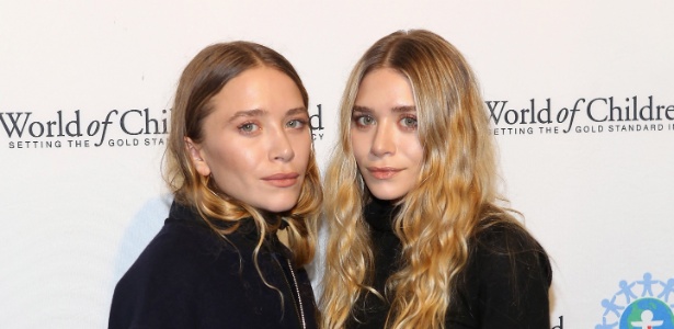 Mary-Kate Olsen (à esquerda), aparece com visual diferente ao lado da irmã, Ashley Olsen