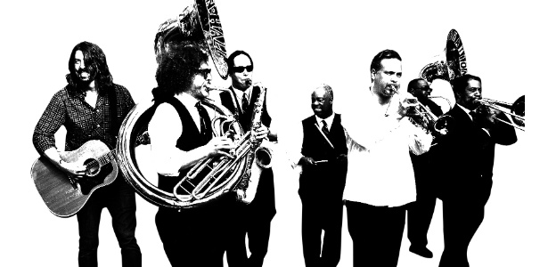Guitarrista e vocalista da banda Foo Fighters, Dave Grohl (com violão, à esquerda) aparece com o Preservation Jazz Band, de New Orleans, na série "Sonic Highways". Aventura musical decepciona no álbum - Andrew Stuart/Divulgação