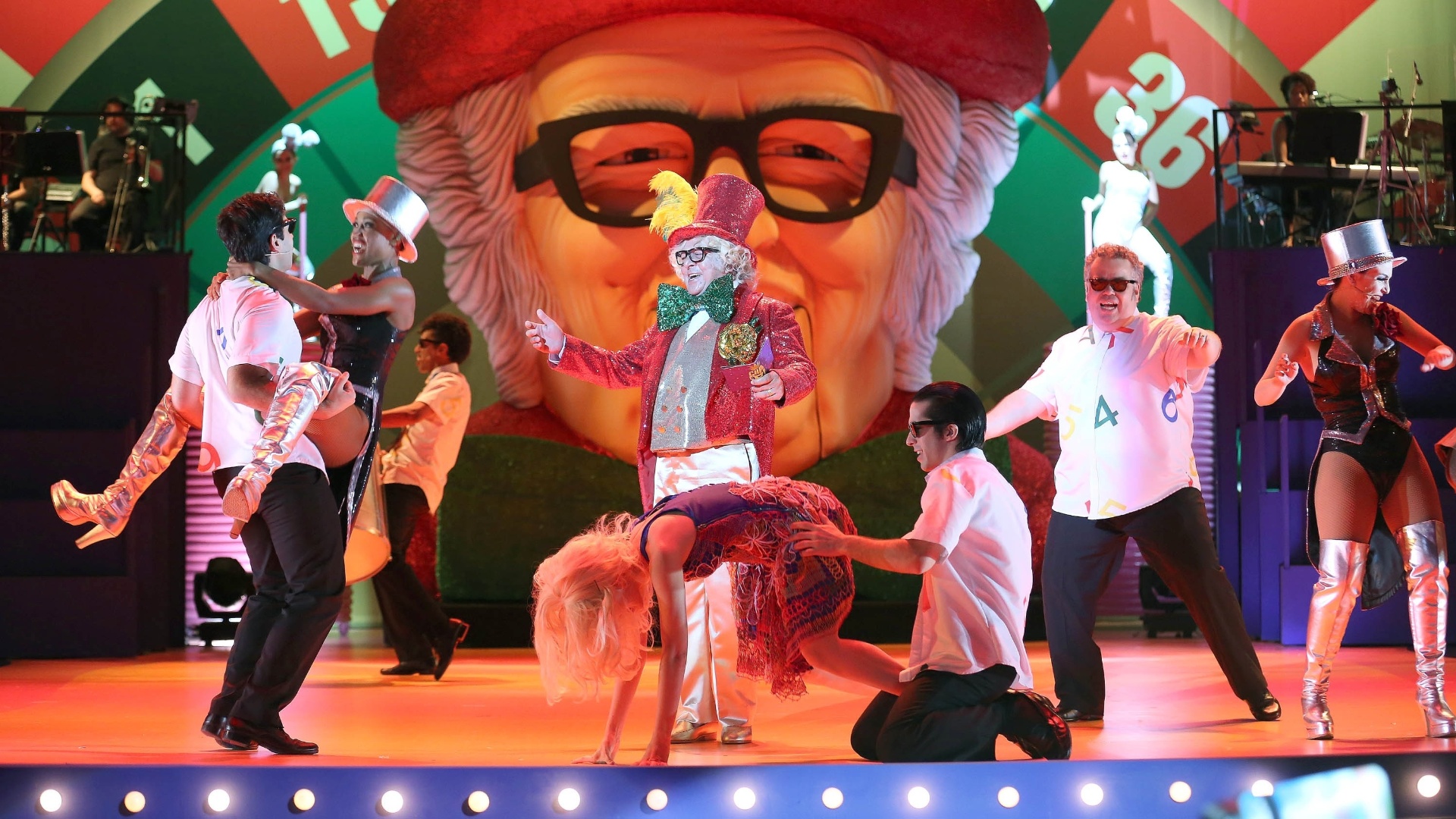 11.nov.2014 - Passagem de cena do espetáculo "Chacrinha, o Musical" no Teatro João Caetano, no Rio de Janeiro - Marco Antonio Cavalvalcanti/UOL