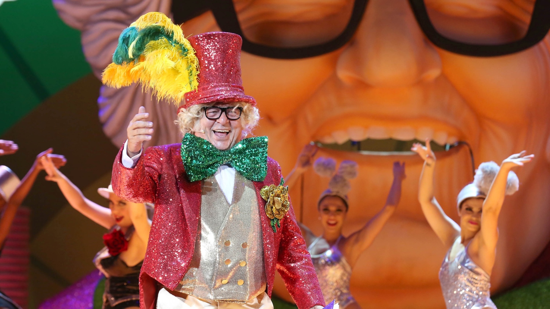 11.nov.2014 - Stepan Nercessian interpreta o "velho guerreiro" em "Chacrinha, o Musical" - Marco Antonio Cavalvalcanti/UOL