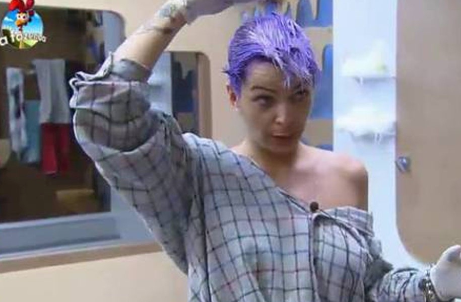 16.set.2014 - Bruna Tang pinta o cabelo no confinamento