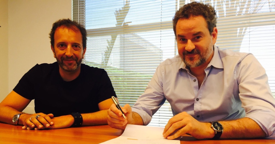 Ator Dan Stulbach (à direita) assina contrato com a Band ao lado do diretor da emissora, o argentino Diego Guebel