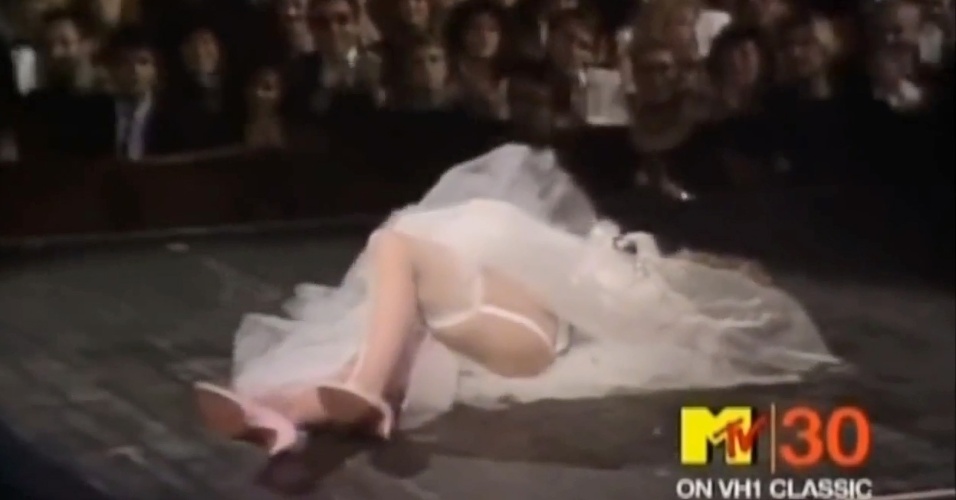 Madonna faz performance de 