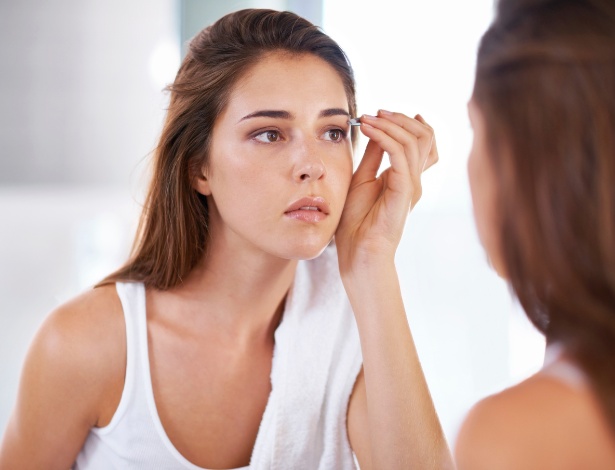 Usar um espelho fixo é essencial para tirar as sobrancelhas sozinha - iStock