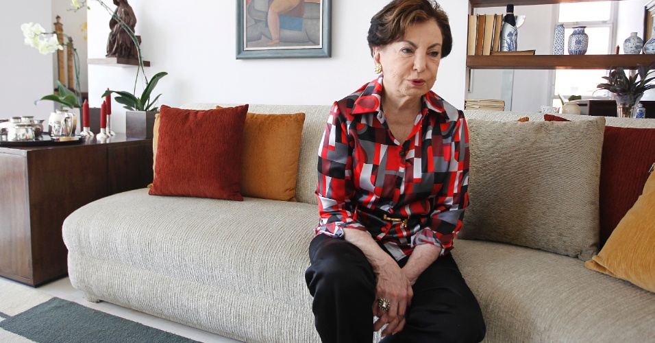 28.out.2014 - Atriz Beatriz Segall aos 88 anos, durante entrevista exclusiva ao UOL em seu apartamento em São Paulo