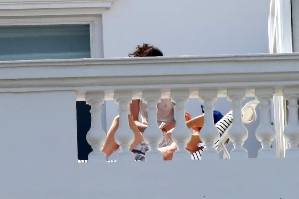 12.nov.2014 - Usando uma blusa transparente, a mulher de Paul McCartney, Nancy Shevell, deixou os seios à mostra ao aparecer na varanda do hotel Copacabana Palace