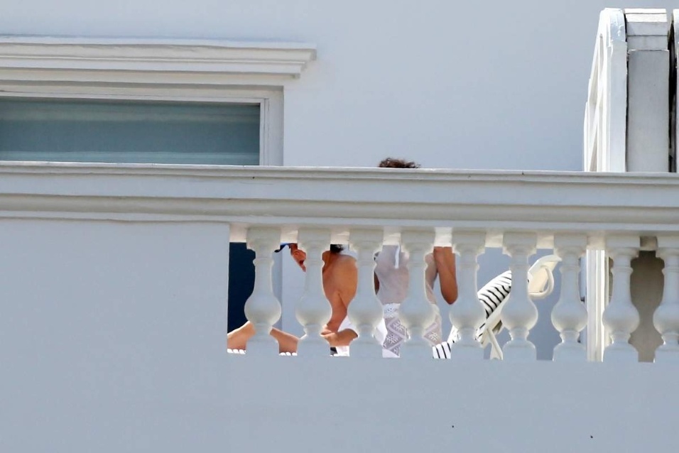 12.nov.2014 - Usando uma blusa transparente, a mulher de Paul McCartney, Nancy Shevell, deixou os seios à mostra ao aparecer na varanda do hotel Copacabana Palace