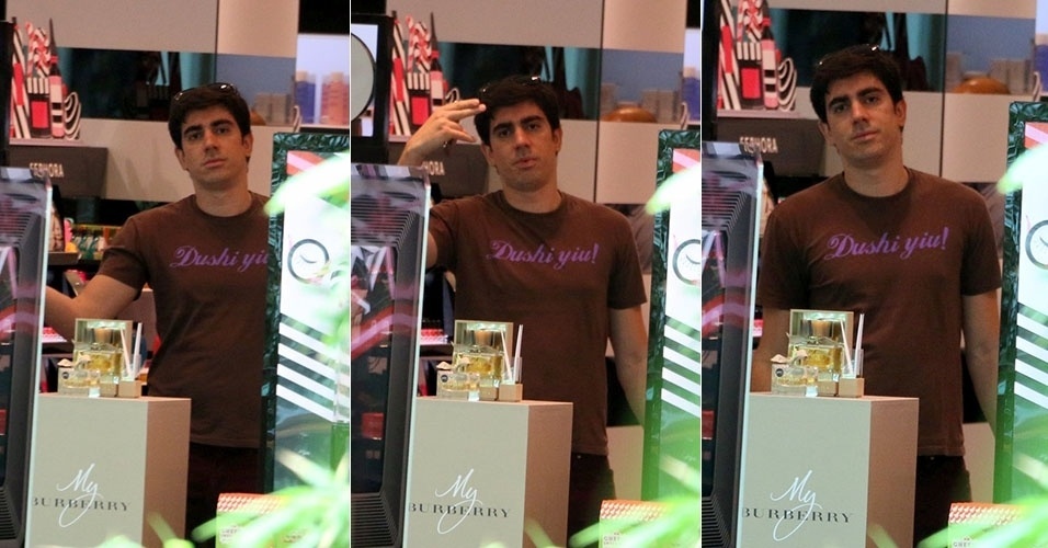 12.nov.2014 - Fotografado durante uma tarde de compras em shopping na Barra da Tijuca, Marcelo Adnet se irrita com paparazzo e faz sinais. Nesta quarta-feira,