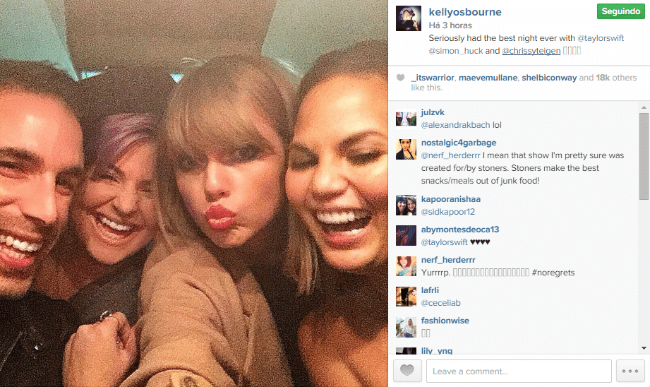 12.nov.2014 - Kelly Osbourne e Taylor Swift Wanessa se divertem na noite de Nova York e fazer selfie juntas na madrugada desta quarta-feira