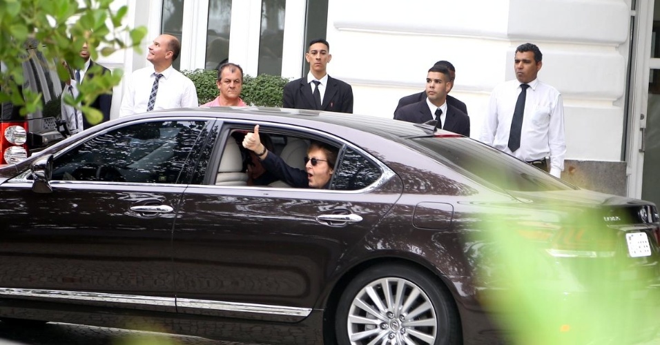 12.nov.2014 - Paul McCartney acena para fãs ao deixar hotel no Rio de Janeiro