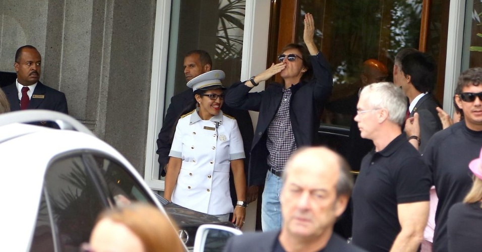12.nov.2014 - Paul McCartney manda beijos para fãs ao deixar hotel no Rio de Janeiro