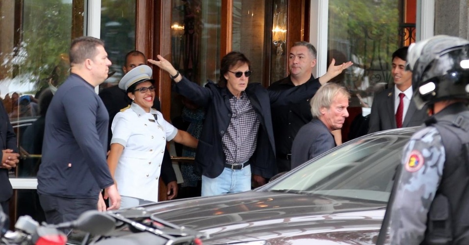 12.nov.2014 - Paul McCartney acena para os fãs na saída do hotel Copacabana Palace, no Rio, antes de seguir para o show desta quarta-feira