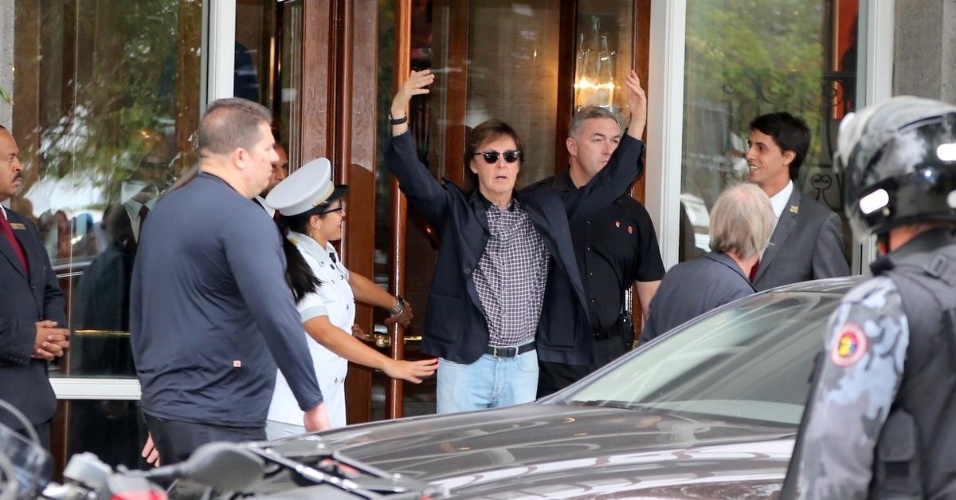 12.nov.2014 - Paul McCartney deixa hotel Copacabana Palace, no Rio de Janeiro, e acena para os fãs. Na noite desta quarta-feira, ele faz a segunda apresentação da turnê Out There no Brasil
