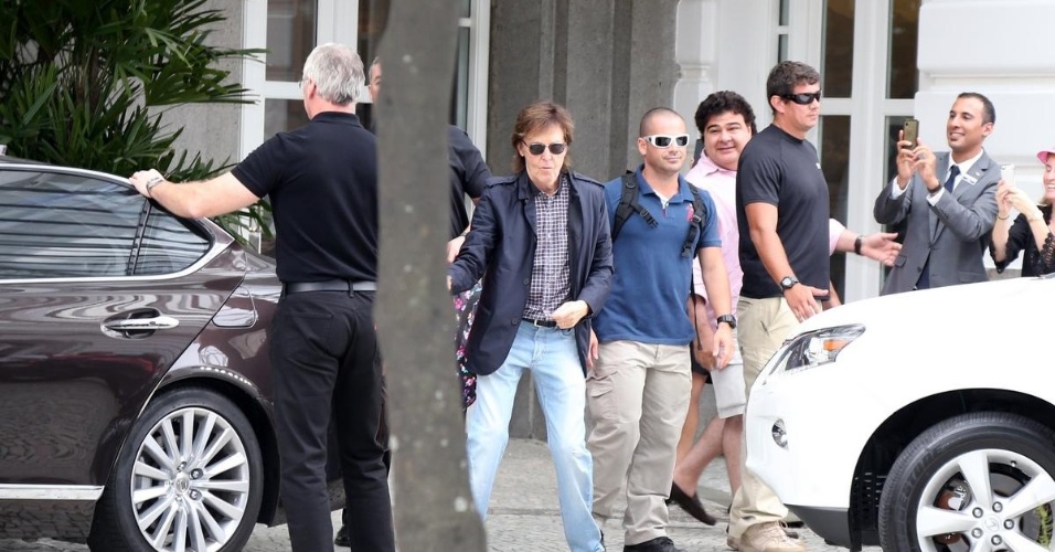 12.nov.2014 - Paul McCartney deixa hotel Copacabana Palace e acena para os fãs. Antes de entrar no carro que o levou para o show no HSBC, o ex-beatle ainda brincou com "air guitar" na frente do hotel