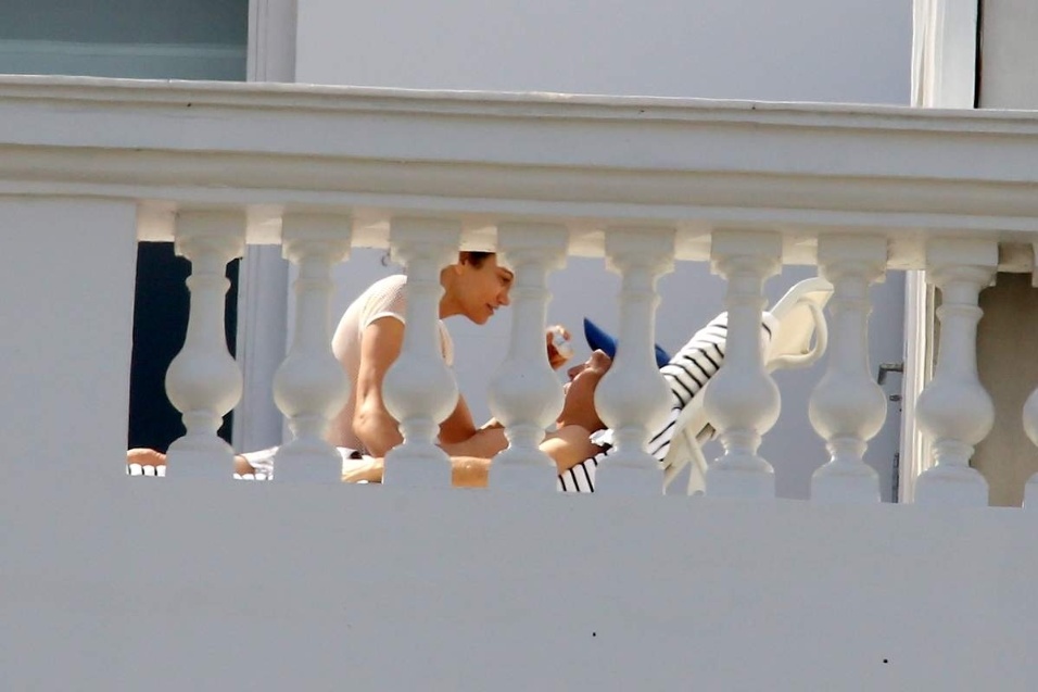 12.nov.2014 - Paul McCartney toma banho de sol na varanda do hotel Copacabana Palace no Rio