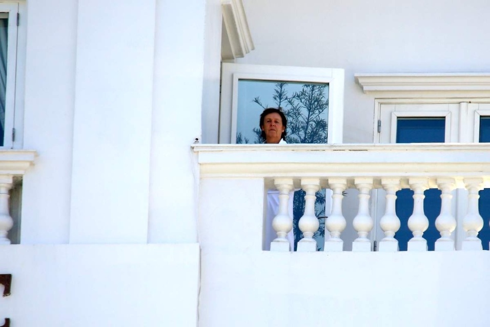 12.nov.2014 - Paul McCartney nota a presença de paparazzi ao aparecer na varanda do hotel Copacabana Palace, no Rio, onde faz o segundo show da turnê Out There no Brasil
