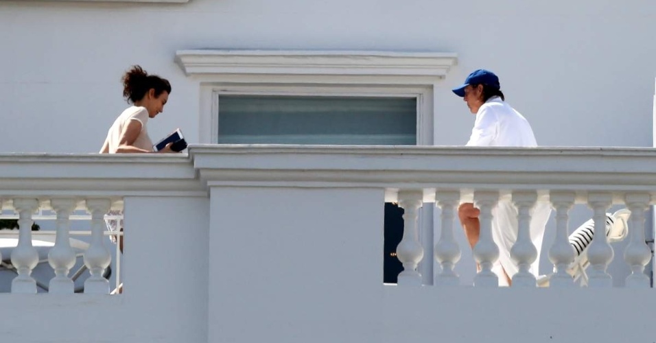 12.nov.2014 - Ao lado da mulher, Nancy Shevell, Paul McCartney apareceu na varanda do hotel Copacabana Palace usando um roupão e boné