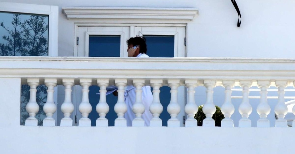 12.nov.2014 - Com show marcado para a noite desta quarta no Rio, Paul McCartney fala ao telefone na varanda do hotel Copacabana Palace