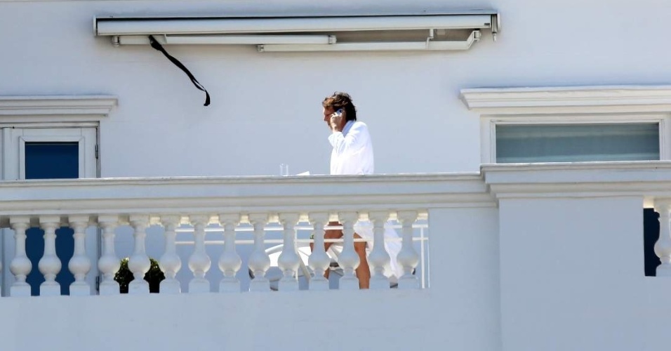 12.nov.2014 - Paul McCartney fala ao telefone na varanda do hotel Copacabana Palace, no Rio de Janeiro. O ex-beatle se apresenta na capital fluminense na noite desta quaerta-feira em mais um show da Out There Tour