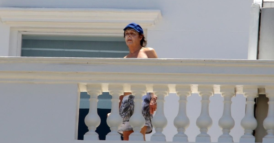 12.nov.2014 - Usando um boné azul e protetor solar, Paul McCartney se protegeu do sol do Rio de Janeiro na varanda do hotel Copacabana Palace