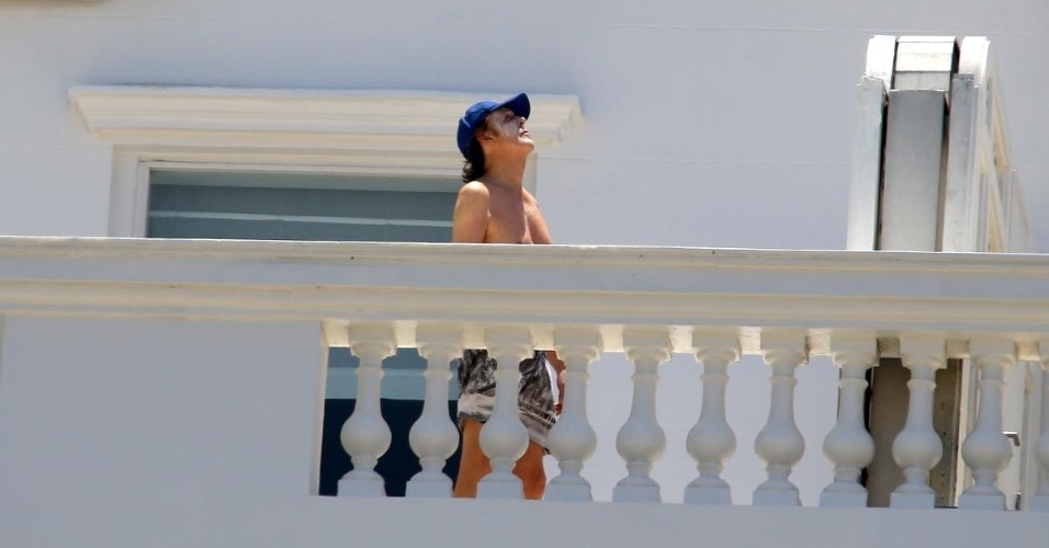 12.nov.2014 - Usando um boné azul e protetor solar, Paul McCartney se protegeu do sol do Rio de Janeiro na varanda do hotel Copacabana Palace