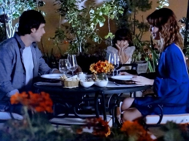 Caíque (Sergio Guizé) vê Bella (Nathalia Costa) durante o jantar e deixa Laura (Nathalia Dill) assustada