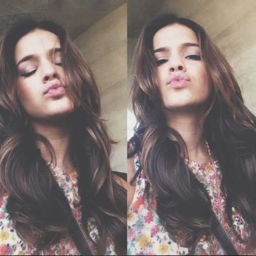 Bruna Marquezine faz biquinho em foto no Instagram: "Me, my selfies and I", escreveu a atriz na legenda da foto