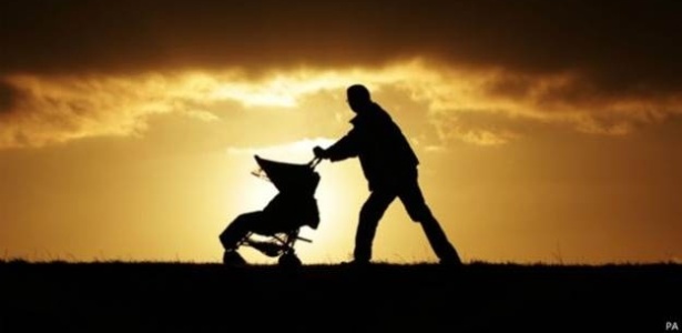 Em Niterói (RJ), um projeto aprovou licença-paternidade com duração de 30 dias - BBC
