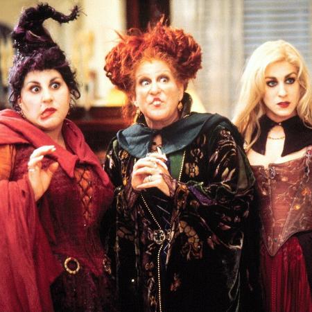  Kathy Najimy (Mary), Bette Midler (Winnie) e Sarah Jessica Parker (Sarah) em cena de "Abracadabra" - Reprodução - Reprodução