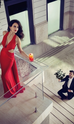 Nov.2014 - Eva Green mostra seu lado provocante com um elegante vestido vermelho e um homem aos seus pés em uma das imagens para o calendário