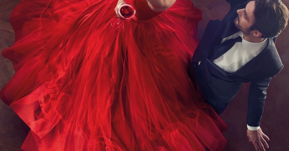 Nov.2014 - Evan Green usa figurinos de renomados estilistas, todos em tons de vermelho, para o calendário Campari 2015